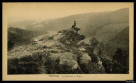 Tarjeta postal de vista del paisaje y mujer posando en el borde de los Rochers de Falize en los a...