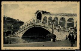 Tarjeta postal de escena costumbrista urbana junto al Ponte di Rialto de Venecia editada por S. G...