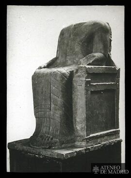 Escultura de piedra reproduciendo un tipo dedálico sentado