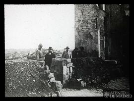 ¿Grupo de hombres entre las ruinas de un edificio bombardeado en Verdún?