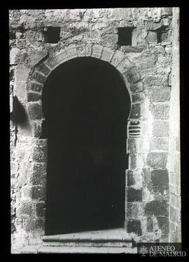 Puerta antigua del Real Monasterio de San Juan de la Peña (Huesca)