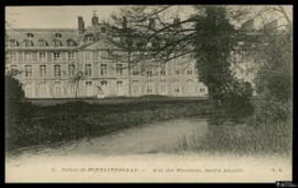 Tarjeta postal de vista exterior del ala de los ministros del Palacio de Fontainebleau y el Jardi...