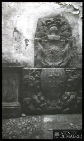 Escudos en relieve