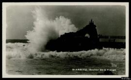 Tarjeta postal de vista de paisaje de olas impactando en el Rocher de la Vierge de Biarritz edita...