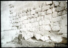 Arqueólogo junto a una muralla de aparejo ciclópeo