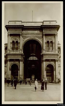 Tarjeta postal de escena costumbrista urbana frente a la fachada de la Galería Víctor Manuel II o...