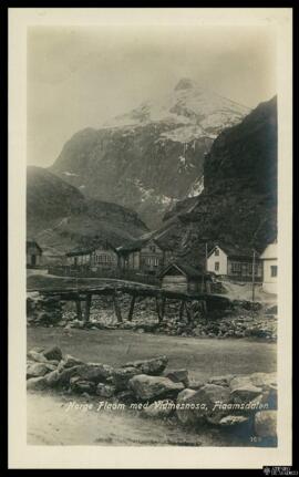 Tarjeta postal de vista del paisaje del municipio de Flaam o Flåm y la montaña Vidmesnosa en el v...