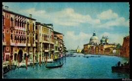 Tarjeta postal policromada del Canal Grande y la Basílica de Santa Maria della Salute de Venecia.