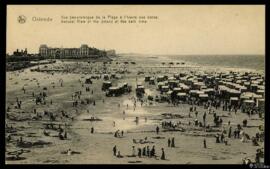 Tarjeta postal de escena costumbrista de baños de ola en la Playa de Ostende a la hora de los bañ...