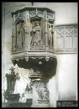 Púlpito de la Iglesia de Sasamón (Burgos).