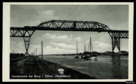 Tarjeta postal del puente elevado Hochdonn en Burg in Dithmarschen con veleros y tren cruzándolo