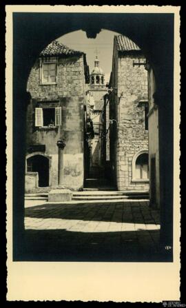 Tarjeta postal de vista exterior de una calle en la isla Korčula en Dalmacia editada por Foto Bož...
