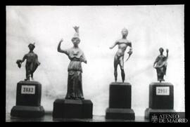 Cuatro esculturas de tamaño pequeño