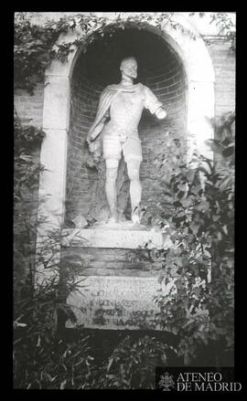 Estatua de Felipe II en el Jardín de la Isla en Aranjuez