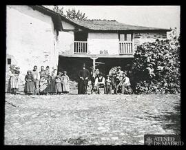 Grupo de personas posando delante de una casa rural