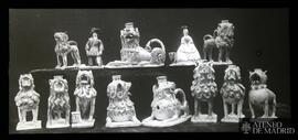 Varios candeleros policromados figurando leones y dos figuritas