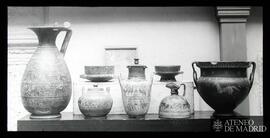Vasijas de cerámica griega de diferentes tipos conservadas en el Museo Arqueológico de Madrid