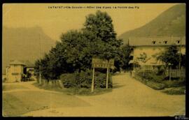 Tarjeta postal de vista exterior del Hôtel des Alpes junto a la cadena montañosa de Fiz en Le Fayet