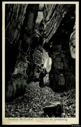 Tarjeta postal de retrato de un explorador retratado de espaldas en el interior de la garganta de...