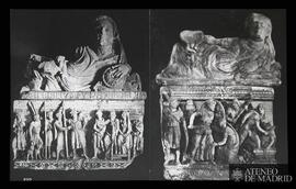 Dos sarcófagos con esculturas