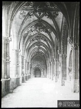 Pasillo del claustro de una catedral