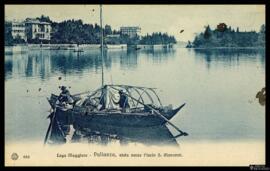 Tarjeta postal de escena costumbrista de barqueros navegando a remo en el Lago Mayor de Italia ju...