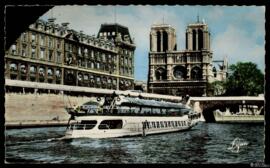 Tarjeta postal a color de un barco turístico parisino a su paso por el Pont Saint-Michel junto a ...