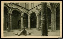 Tarjeta postal del patio interior del Palazzo Vecchio y la Fuente de Verrocchio en Florencia edit...