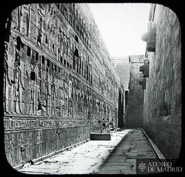 
Muro del recinto interior del Templo de Edfú (Egipto).
