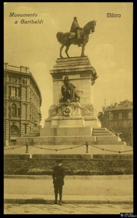 Tarjeta postal de un niño junto al Monumento ecuestre a Giuseppe Garibaldi en la Piazza Gianicolo...