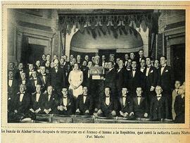 1931-04-29. La Banda de Alabarderos interpreta el himno a la República. Mundo gráfico (Madrid)
