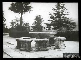 Mesa y asientos de piedra del jardín del Casino del Infante del Escorial