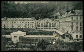 Tarjeta postal de vista exterior del Grand Hotel Pupp y la Columnata de aguas termales o Vnitrek ...