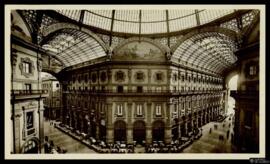 Tarjeta postal de vista interior de la Galería Víctor Manuel II o Galleria Vittorio Emanuele II d...