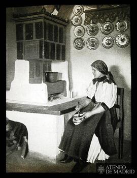 
Mujer sentada en una cocina
