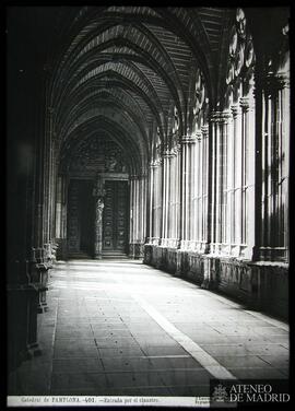 
Entrada por el claustro de la Catedral de Pamplona.
