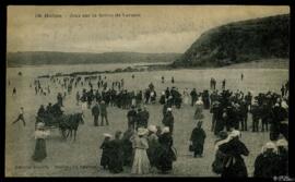 Tarjeta postal escena costumbrista de baños de ola en la Playa de Lermot de Hillion editada por F...
