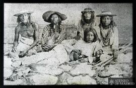 Grupo de ¿hombres y mujeres indígenas?