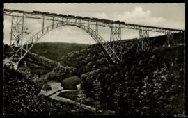 Tarjeta postal de vista panorámica del puente ferroviario Müngstener que conecta las ciudades de ...