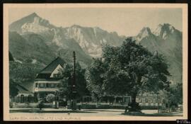 Tarjeta postal circulada de la Marktplatz y la Kurhaus de Garmisch