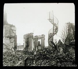 C 85. Arras. Escalera en medio de las ruinas de la plaza de la Vacquerie