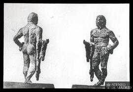 Escultura de hombre (dos vistas: anterior y posterior)