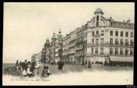 Tarjeta postal de escena costumbrista urbana en el paseo marítimo de la Digue à la Mer en Ostende...