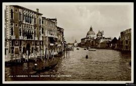 Tarjeta postal del paisaje urbano desde el Ponte dell'Accademia de Venecia con vista hacia el Pal...