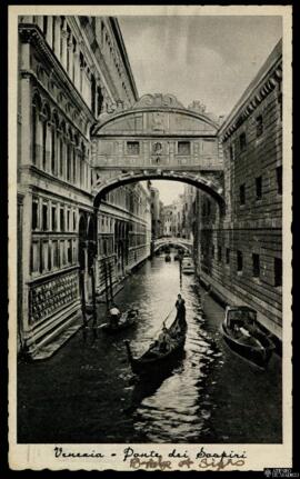 Tarjeta postal circulada de escena costumbrista de gondoleros bajo el Ponte di Rialto de Venecia ...