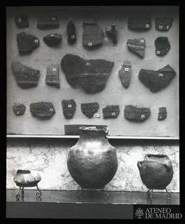 Fragmentos de objetos antiguos y vasijas en primer plano