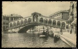 Tarjeta postal degóndolas junto al Ponte di Rialto de Venecia.