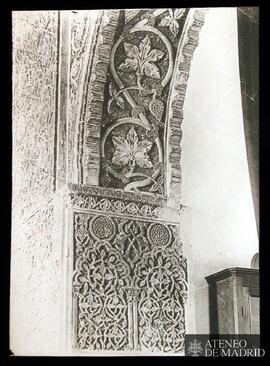 Detalle del relieve que decora un arco ("Casa de mesa")
