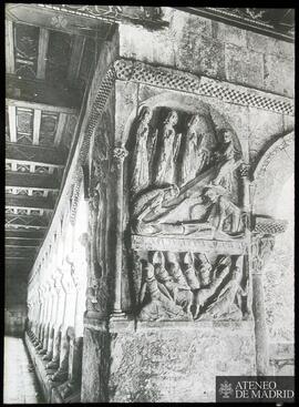 Relieve de la resurecciñon del machón del claustro interior del Monasterio de Santo Domingo de Si...