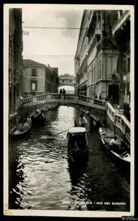 Tarjeta postal de escena costumbrista de gondoleros en el Rio dei Sospiri de Venecia, fotografía ...